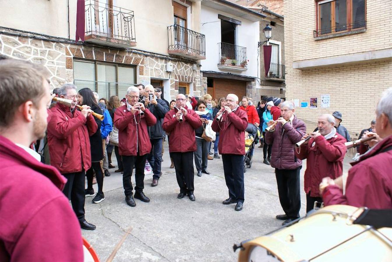 Angjuiano volvió a adr la bienvenida a todos los que quisieron probar un plato de caparrones y la cita, de hecho, va a más cada año. Hasta 1.300 raciones del plato de cuchara se repartieron en la localidad que ha hecho de su nombre un sinónimo del homenaje a la alubia local.