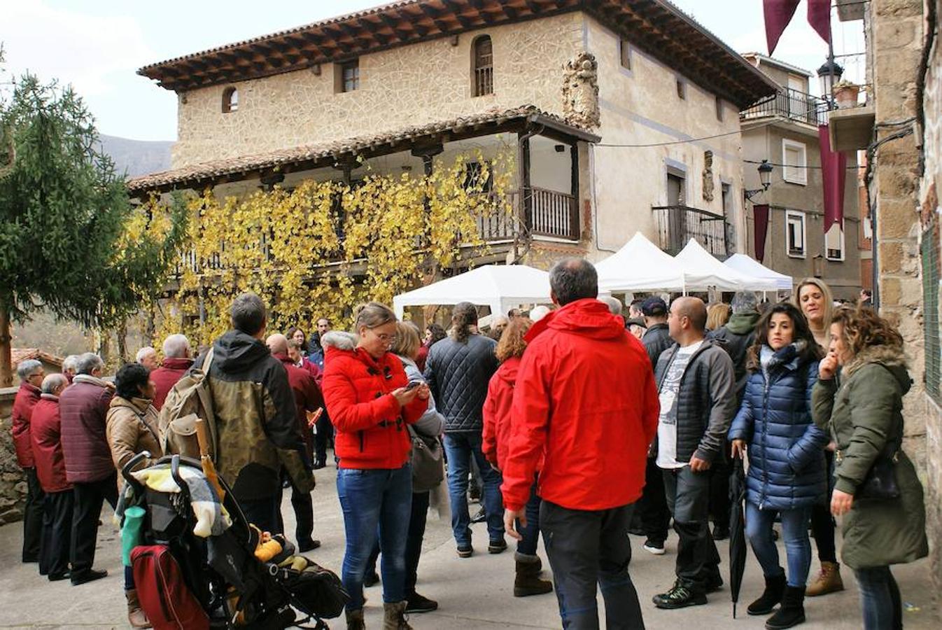 Angjuiano volvió a adr la bienvenida a todos los que quisieron probar un plato de caparrones y la cita, de hecho, va a más cada año. Hasta 1.300 raciones del plato de cuchara se repartieron en la localidad que ha hecho de su nombre un sinónimo del homenaje a la alubia local.