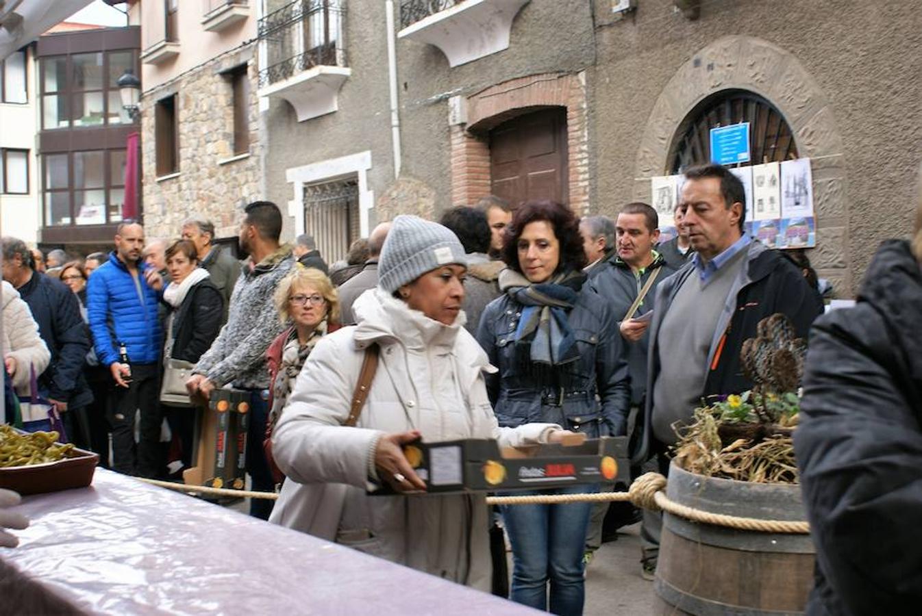 Angjuiano volvió a adr la bienvenida a todos los que quisieron probar un plato de caparrones y la cita, de hecho, va a más cada año. Hasta 1.300 raciones del plato de cuchara se repartieron en la localidad que ha hecho de su nombre un sinónimo del homenaje a la alubia local.