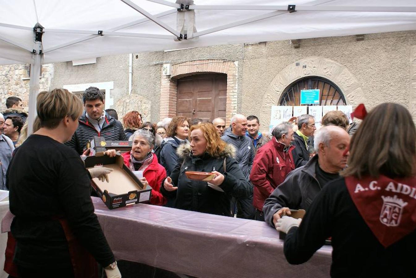 Angjuiano volvió a adr la bienvenida a todos los que quisieron probar un plato de caparrones y la cita, de hecho, va a más cada año. Hasta 1.300 raciones del plato de cuchara se repartieron en la localidad que ha hecho de su nombre un sinónimo del homenaje a la alubia local.