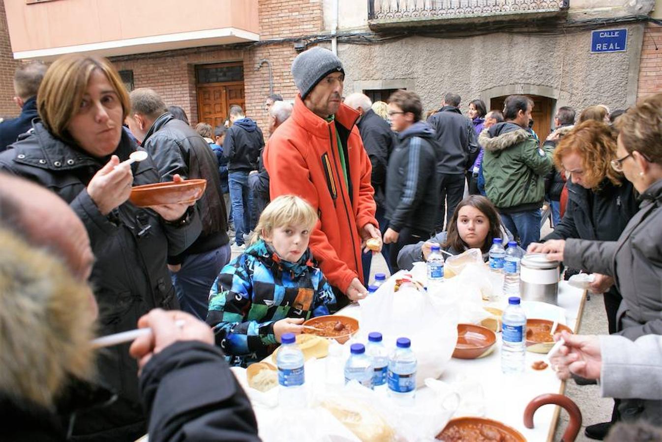 Angjuiano volvió a adr la bienvenida a todos los que quisieron probar un plato de caparrones y la cita, de hecho, va a más cada año. Hasta 1.300 raciones del plato de cuchara se repartieron en la localidad que ha hecho de su nombre un sinónimo del homenaje a la alubia local.