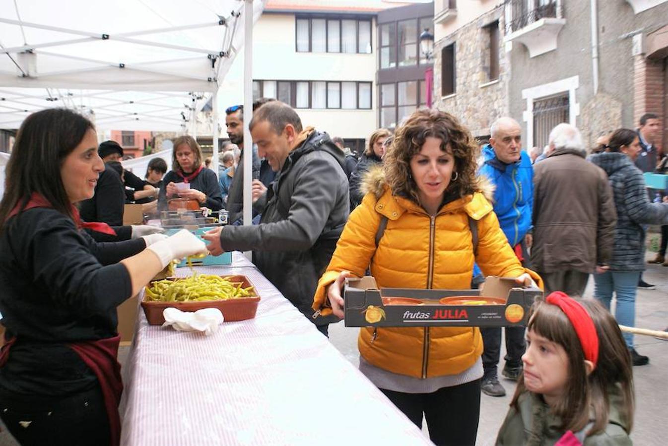 Angjuiano volvió a adr la bienvenida a todos los que quisieron probar un plato de caparrones y la cita, de hecho, va a más cada año. Hasta 1.300 raciones del plato de cuchara se repartieron en la localidad que ha hecho de su nombre un sinónimo del homenaje a la alubia local.