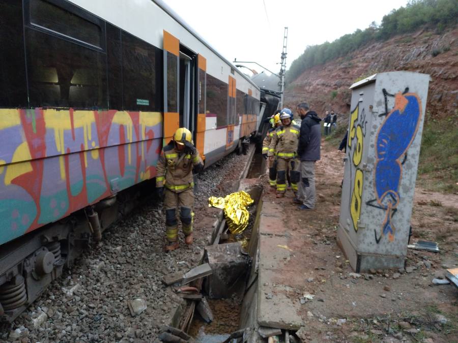 El servicio de Cercanías de Renfe se tiñó hoy de luto en Barcelona. Un tren de la línea 4, que cubría el tramo entre Manresa y Barcelona, descarriló poco después de las seis de la mañana, en el primer tren del día, a la altura de la localidad de Vacarisses (Barcelona), como consecuencia de la caída sobre la vía de tierra y piedras del talud.