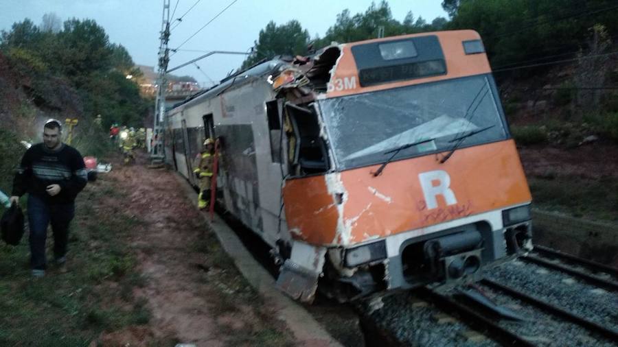 El servicio de Cercanías de Renfe se tiñó hoy de luto en Barcelona. Un tren de la línea 4, que cubría el tramo entre Manresa y Barcelona, descarriló poco después de las seis de la mañana, en el primer tren del día, a la altura de la localidad de Vacarisses (Barcelona), como consecuencia de la caída sobre la vía de tierra y piedras del talud.