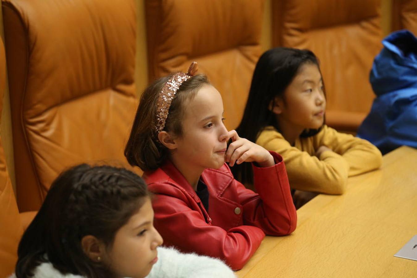 Un grupo de escolares de quinto de Primaria del Colegio Villapatro de Lardero han leído hoy, en el Parlamento de La Rioja, unos manifiestos, que previamente habían redactado junto a sus profesores, sobre cuatro derechos de la infancia en el acto del Día del Niño.