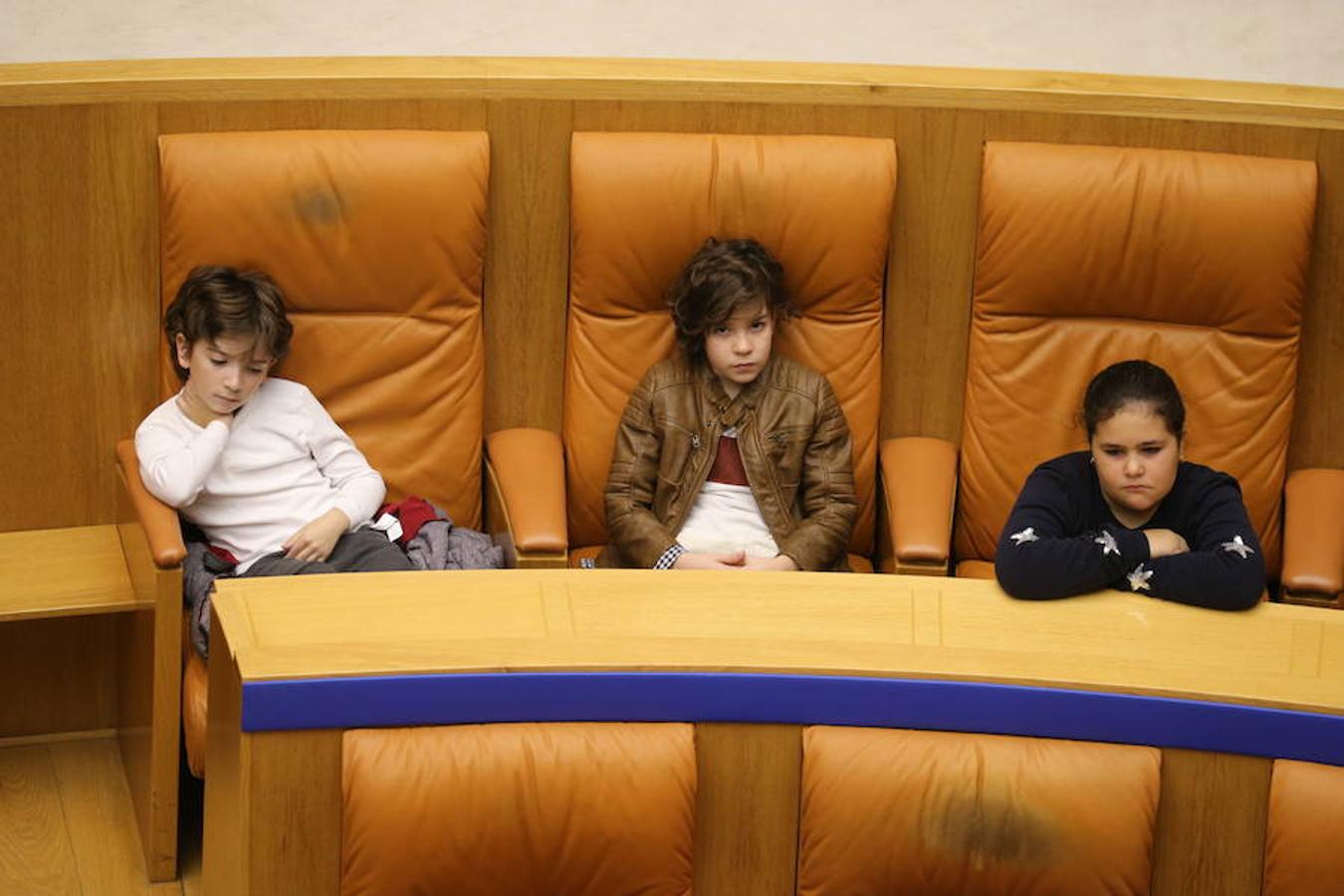 Un grupo de escolares de quinto de Primaria del Colegio Villapatro de Lardero han leído hoy, en el Parlamento de La Rioja, unos manifiestos, que previamente habían redactado junto a sus profesores, sobre cuatro derechos de la infancia en el acto del Día del Niño.