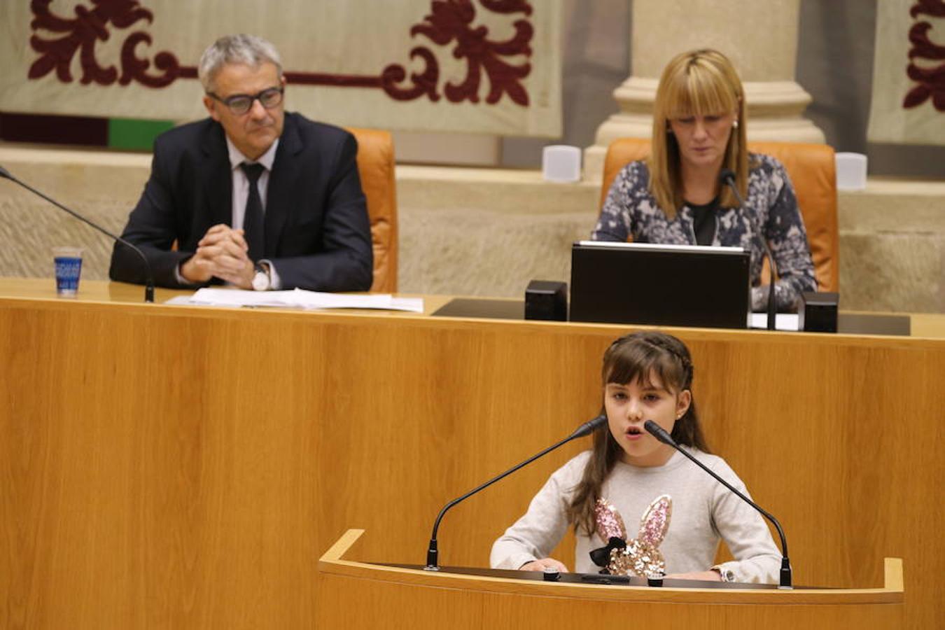 Un grupo de escolares de quinto de Primaria del Colegio Villapatro de Lardero han leído hoy, en el Parlamento de La Rioja, unos manifiestos, que previamente habían redactado junto a sus profesores, sobre cuatro derechos de la infancia en el acto del Día del Niño.