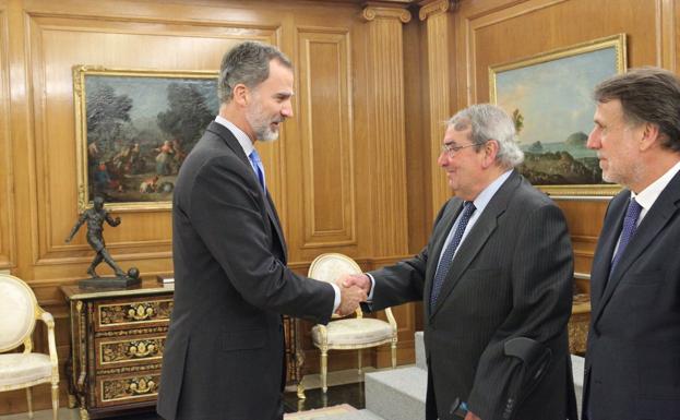 El Rey saluda a Alejandro Echevarría, presidente de UTECA.