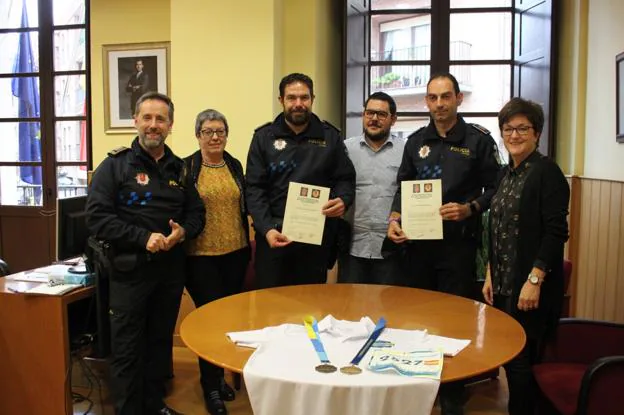 David García Guerra y David García Ortega muestran los diplomas con los que fueron distinguidos en el Ayuntamiento. :: 