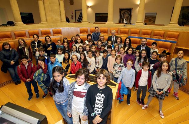 Alumnos de 5º de Primaria y profesores del CEIP Villa Patro, junto a las autoridades, en el Parlamento de La Rioja. :: juan marín