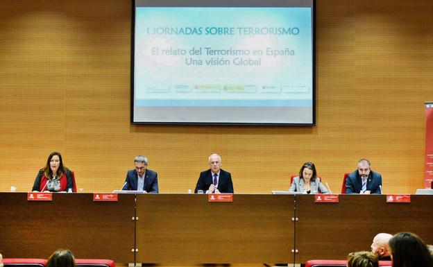 Mesa que ha abordado esta mañana el relato del terrorismo en la Universidad de La Rioja. 