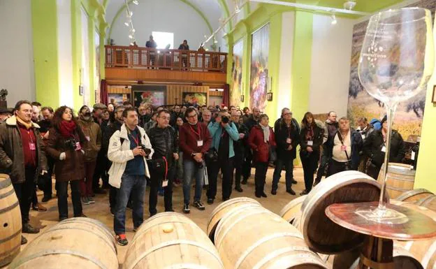Los participantes en el VIII Rally Fotográfico del Vino visitan el museo del vino de Aldeanueva de Ebro. 