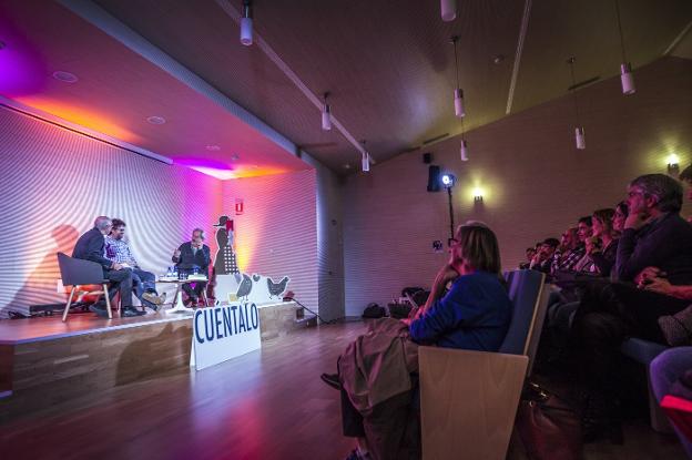 Encuentro entre Julio Llamazares y Sergio del Molino, ayer en la Biblioteca Azcona. :: justo rodríguez