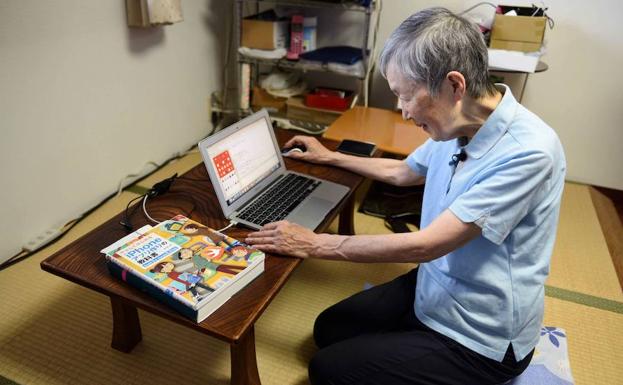 Una anciana japonesa trabaja con su ordenador portátil.