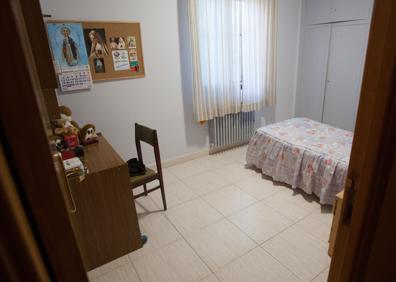 Imagen secundaria 1 - Arriba, uno de los apartamentos del alojamiento alternativo temporal de San Gil. A la izquierda, habitación de los pisos de arriba del comedor social de Rodríguez Paterna. Debajo, taller de tornillería en el centro de día del PAAI. 