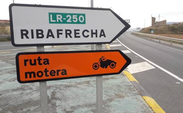 Nueva señalización de la ruta motera por la LR-250. 