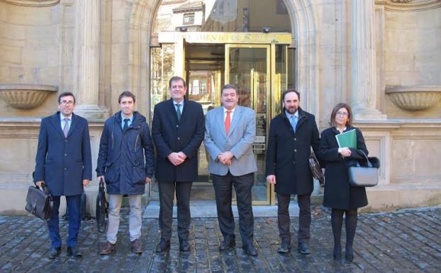 Iñigo Nagore (tercero por la izquierda), en la reunión de la Comisión de Presupuestos en el Parlamento regional. 