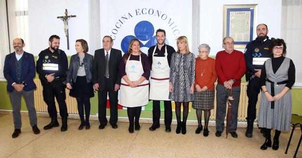 Los galardonados, con quienes les entregaron los delantales, el presidente de Cocina y la directora de Servicios Sociales. :: j.h.