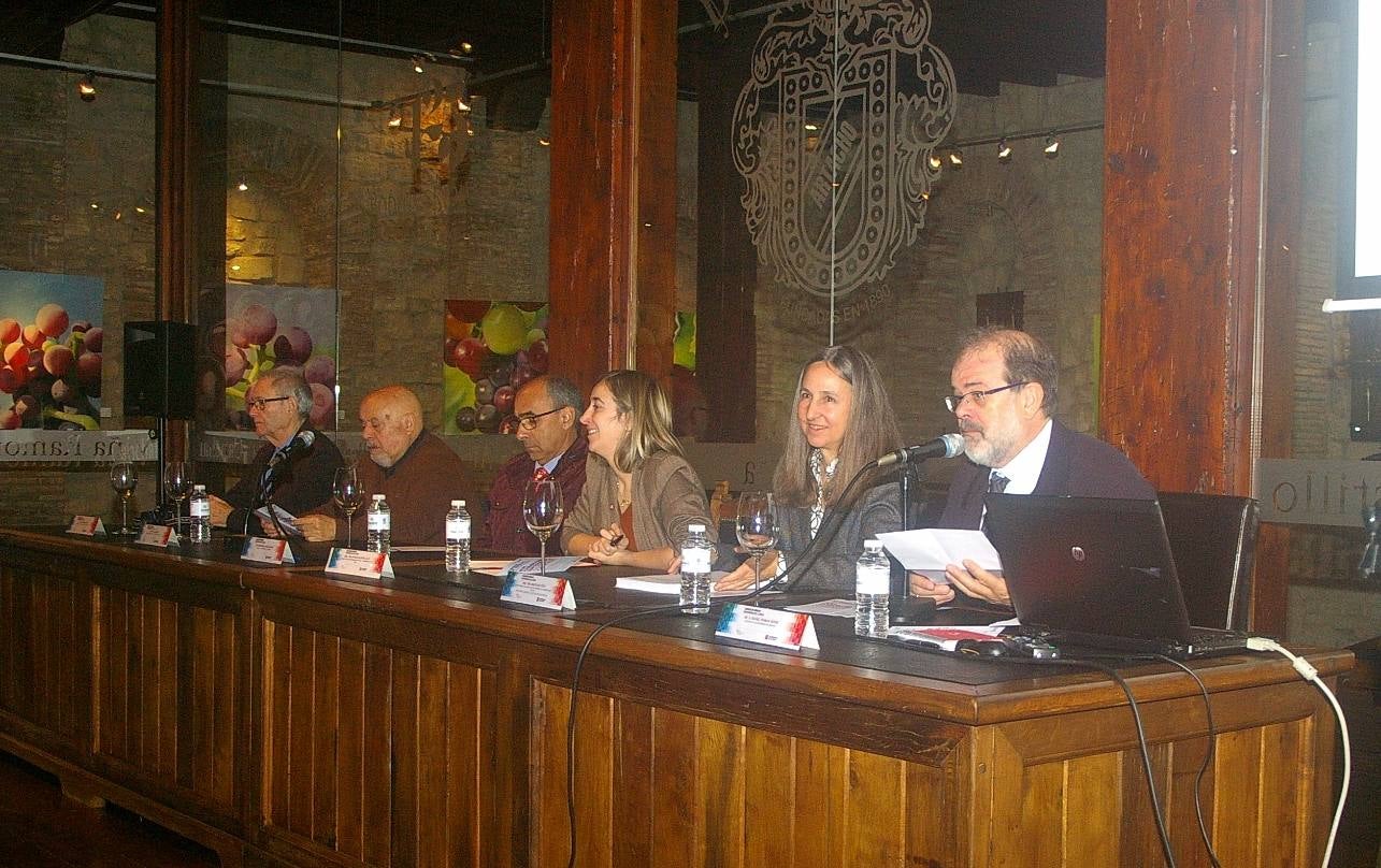 XVI Curso de Enología ´Ciudad de Cenicero´ organizado e impartido por la Universidad de La Rioja, dentro de sus Cursos de Verano. En esta edición las inscripciones han superado el centenar.