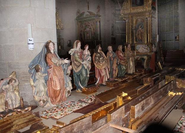 Figuras del retablo una vez restauradas y antes de ser reinstaladas. Las tallas, del siglo XVII, son obra de Juan de Bazcardo. En el recuadro, José Miguel Gil, párroco. 
