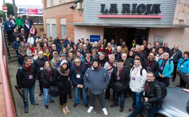 Foto de familia antes de iniciar el rally que les llevaría a primera hora de la mañana a La Rioja Baja. ::