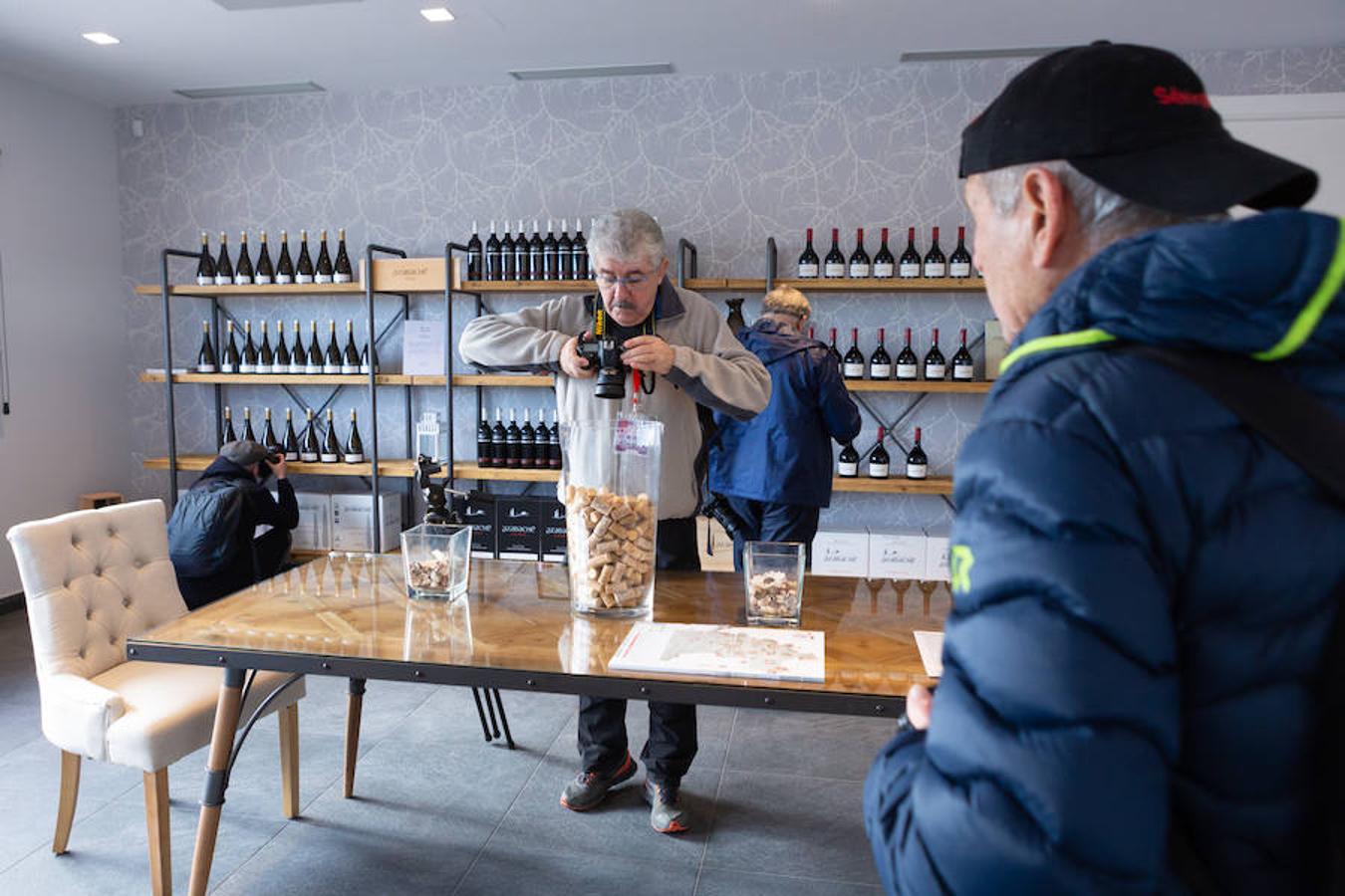 El sol y el buen tiempo se aliaron para hacer «la fotografía perfecta» en el VIII Rally Fotográfico del Rioja, que ayer reunió a 95 participantes y recorrió rincones y bodegas de Aldeanueva, Azagra y Navarrete