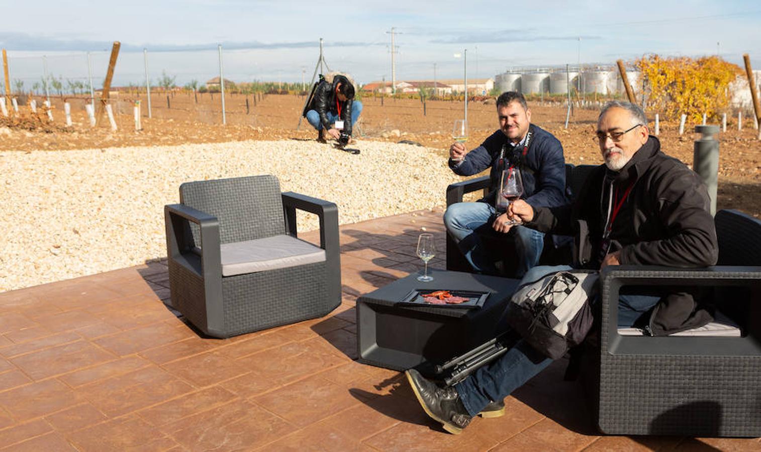 El sol y el buen tiempo se aliaron para hacer «la fotografía perfecta» en el VIII Rally Fotográfico del Rioja, que ayer reunió a 95 participantes y recorrió rincones y bodegas de Aldeanueva, Azagra y Navarrete