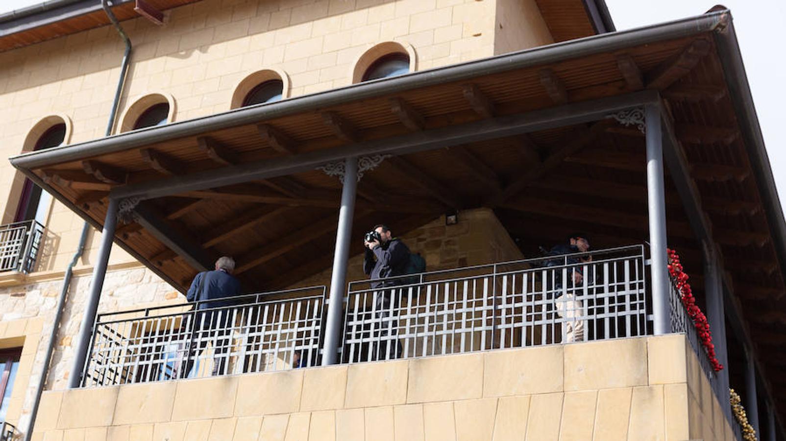 El sol y el buen tiempo se aliaron para hacer «la fotografía perfecta» en el VIII Rally Fotográfico del Rioja, que ayer reunió a 95 participantes y recorrió rincones y bodegas de Aldeanueva, Azagra y Navarrete 