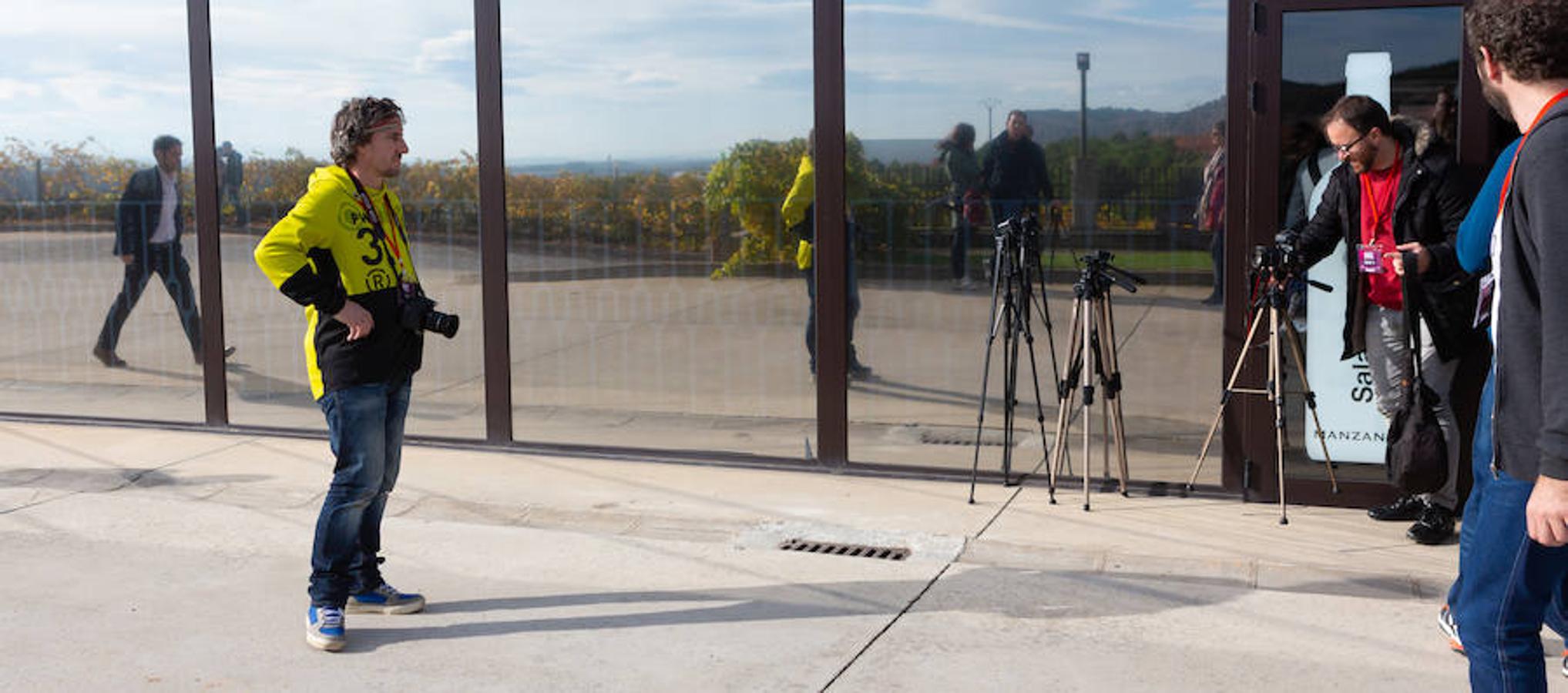 El sol y el buen tiempo se aliaron para hacer «la fotografía perfecta» en el VIII Rally Fotográfico del Rioja, que ayer reunió a 95 participantes y recorrió rincones y bodegas de Aldeanueva, Azagra y Navarrete 