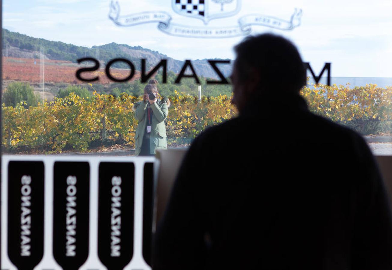 El sol y el buen tiempo se aliaron para hacer «la fotografía perfecta» en el VIII Rally Fotográfico del Rioja, que ayer reunió a 95 participantes y recorrió rincones y bodegas de Aldeanueva, Azagra y Navarrete 