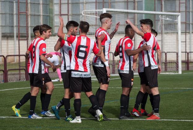 Los jugadores de la UDL Promesas celebran un gol. 