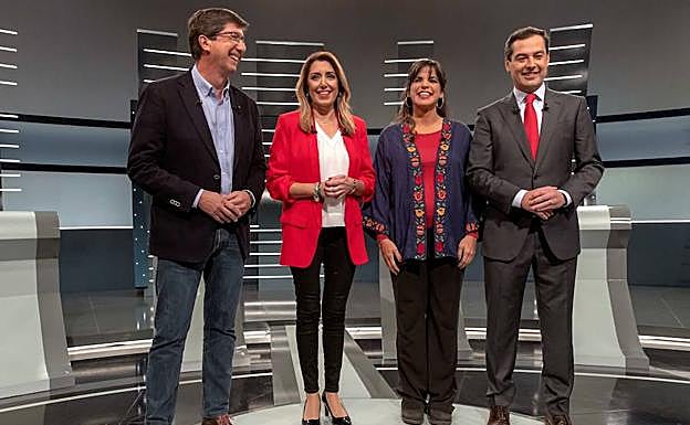 Los candidatos a la Presidencia andaluza posan juntos, ayer, antes de su debate electoral en TVE.