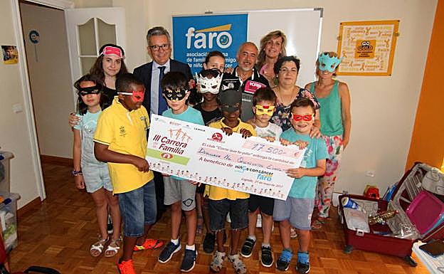 Asociación riojana de familiares y amigos de niños con cáncer (FARO), recogiendo una recaudación el año pasado. 