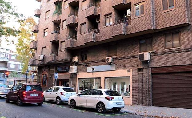 Vista del edificio desde donde se ha arrojado la mujer, en el madrileño barrio de Chamberí.