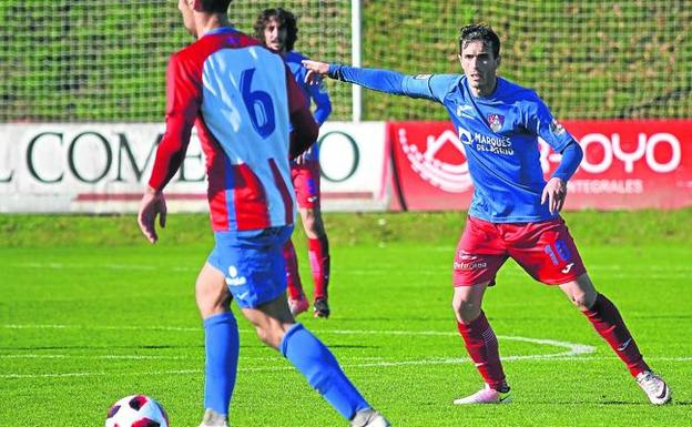 Adrien Goñi da instrucciones a sus compañeros en el partido ante el Sporting B. 