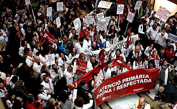 Médicos de atención primaria ocupan la sede del Institut Català de Salut (ICS).