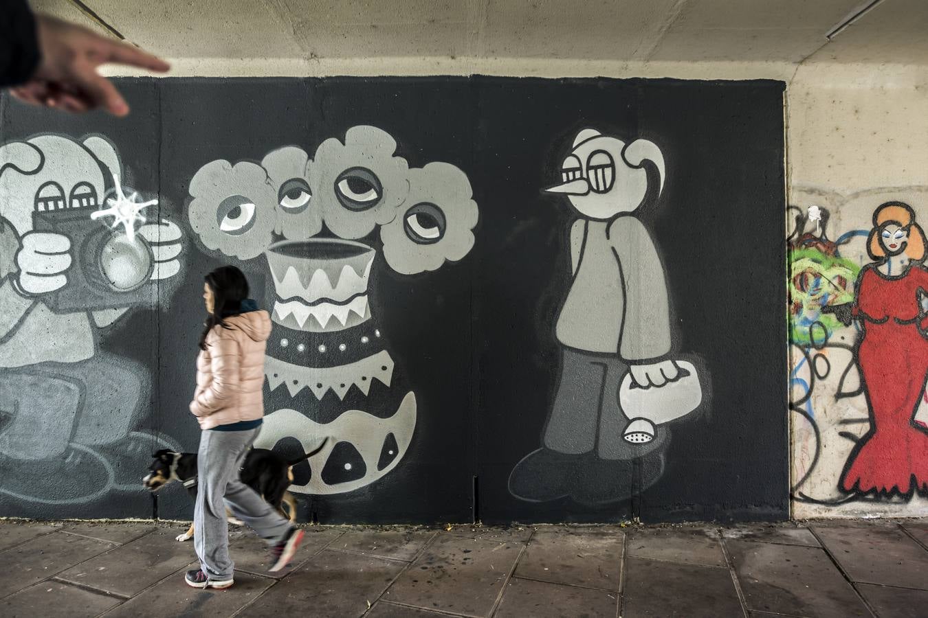 El arte urbano gana terreno en el parque del Ebro con nuevos grafitis y murales de ocho artistas y el aliento de Artefacto