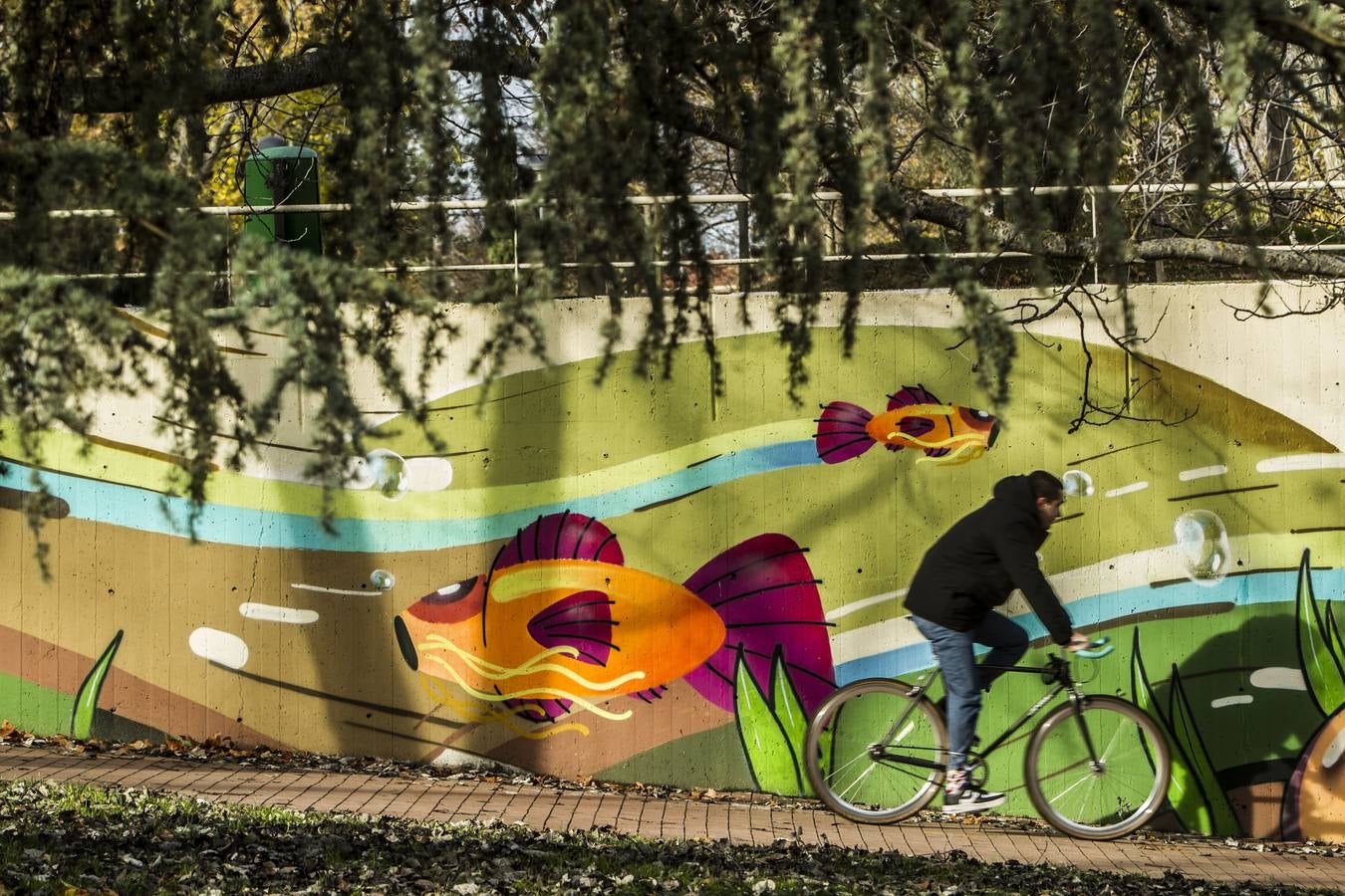 El arte urbano gana terreno en el parque del Ebro con nuevos grafitis y murales de ocho artistas y el aliento de Artefacto