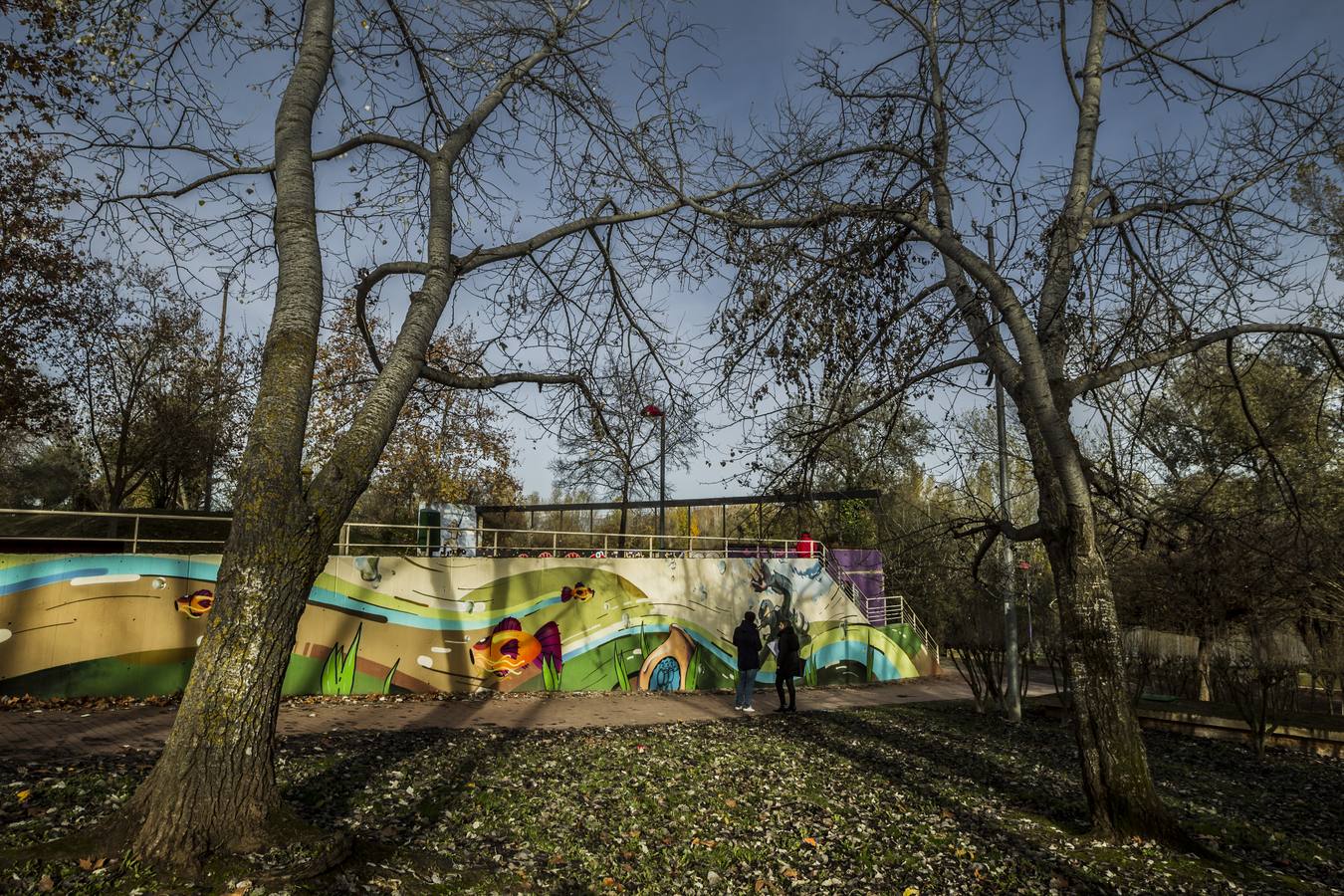 El arte urbano gana terreno en el parque del Ebro con nuevos grafitis y murales de ocho artistas y el aliento de Artefacto