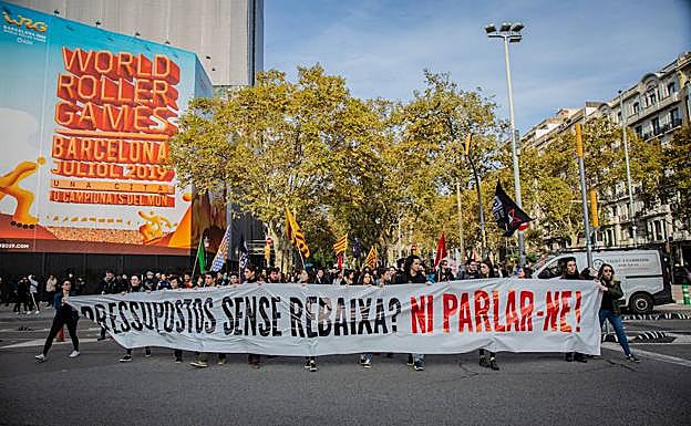 Estudiantes cortan la calzada central de la avenida Diagonal de Barcelona.