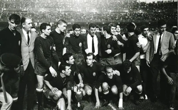 Los jugadores y técnicos de la selección española posan tras el triunfo contra Rusia en la final de la Eurocopa de 1964. 