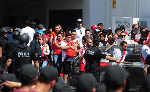 Hinchas de River, en los alrededores del Monumental. 