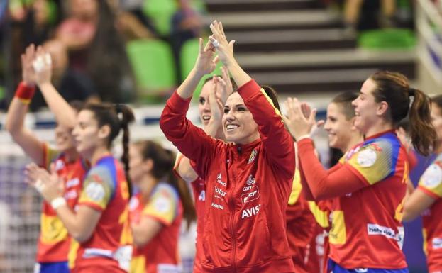 Las jugadoras de la selección española de balonmano femenina celebran su victoria.