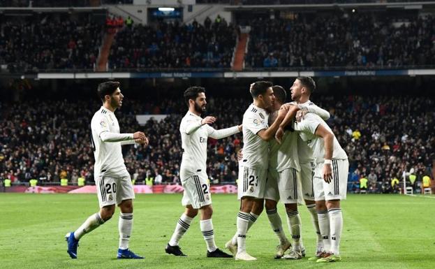 Los jugadores del Madrid celebran el gol de Lucas Vázquez.