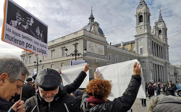 Concentración ante la catedral de la Almudena contra el traslado de los restos mortales de Francisco Franco.