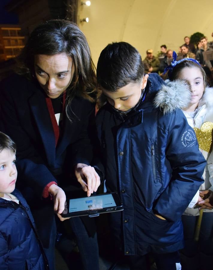 La capital de La Rioja procedió al tradicional encendido del alumbrado navideño en un acto que congregó a numeroso público en torno a la Concha del Espolón