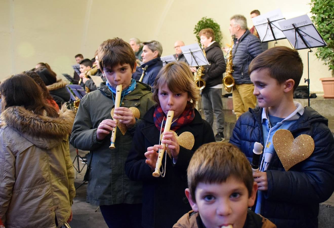 La capital de La Rioja procedió al tradicional encendido del alumbrado navideño en un acto que congregó a numeroso público en torno a la Concha del Espolón