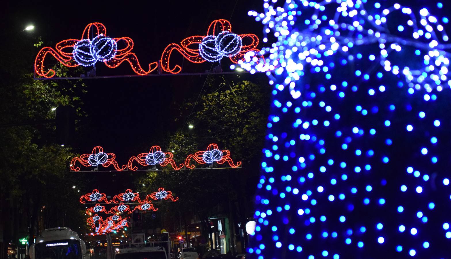 La capital de La Rioja procedió al tradicional encendido del alumbrado navideño en un acto que congregó a numeroso público en torno a la Concha del Espolón