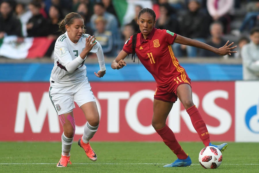 La selección española femenina Sub'17 terminó invicta y alcanzó este sábado su primer título en el Mundial de la categoría gracias al triunfo por 2-1 sobre México, con un doblete de la goleadora Claudia Pina, en el torneo que se disputó en Uruguay.