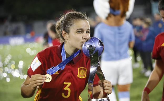 La riojana Ana Tejada besa el trofeo de campeonas del mundo. 